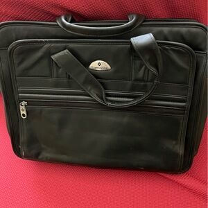 Samsonite executive brief case, never used. Has straps.